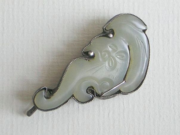 Brooch with jade bat – (3519)